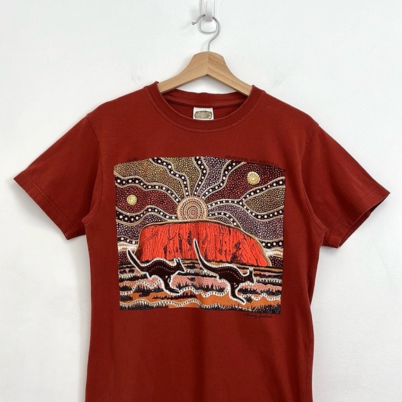 Vintage Danny Eastwood Australia Aboriginal Art Uluru Kangaroo Print Tee - Small - Picture 3 of 11